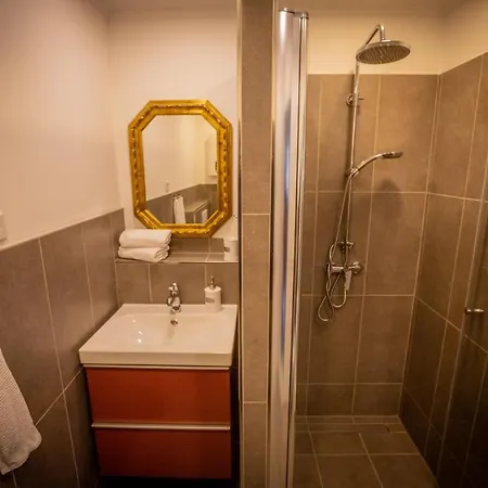 Zur Linde Apartman *